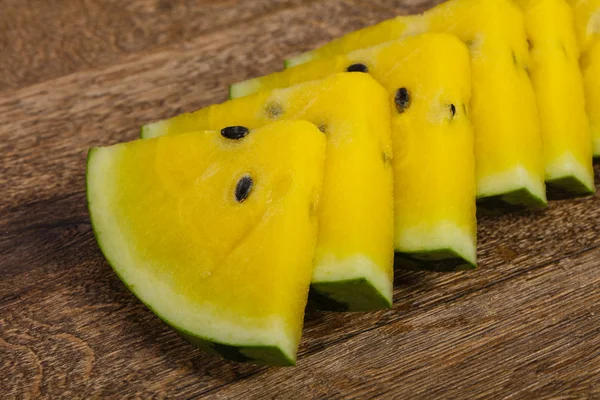 Skivad söt välsmakande gul vattenmelon — Stockfoto