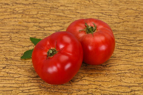 Tomate maduro sobre fundo de madeira — Fotografia de Stock