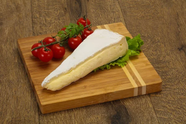 Brie sajt háromszög szolgált saláta — Stock Fotó