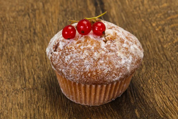 Bolo saboroso doce com groselhas vermelhas — Fotografia de Stock