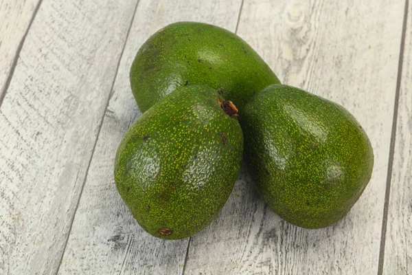 Avocado dietetico verde maturo - superfood — Foto Stock