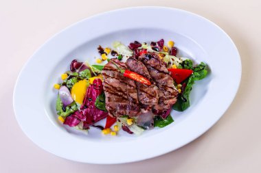 Sebzeli ızgara domuz.