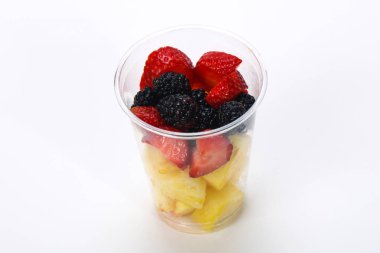 Kutuda dilimlenmiş meyve karışımı