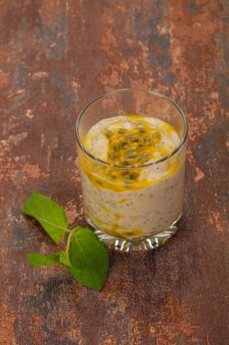 Chia ve tutku meyvesi ile puding