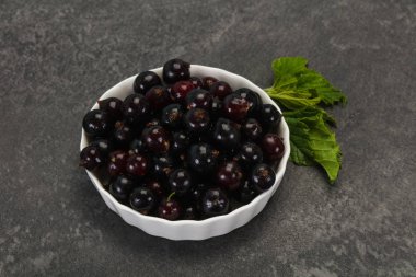 Taze olgun tatlı siyah frenk üzümü