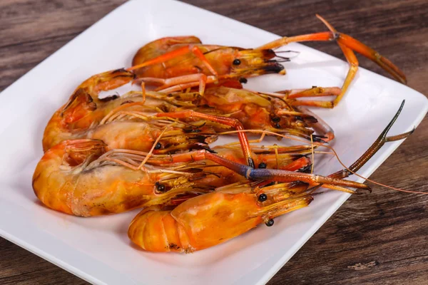 Crevette d'eau grillée dans l'assiette — Photo