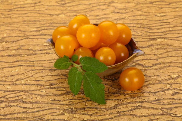 Tomate cereza amarillo sabroso maduro —  Fotos de Stock