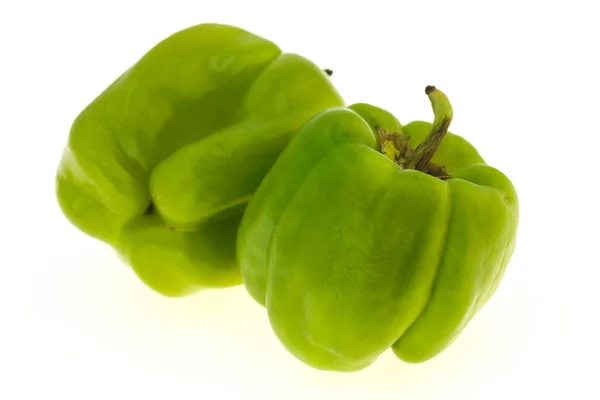 Zwei grüne Paprika isoliert auf weiß — Stockfoto