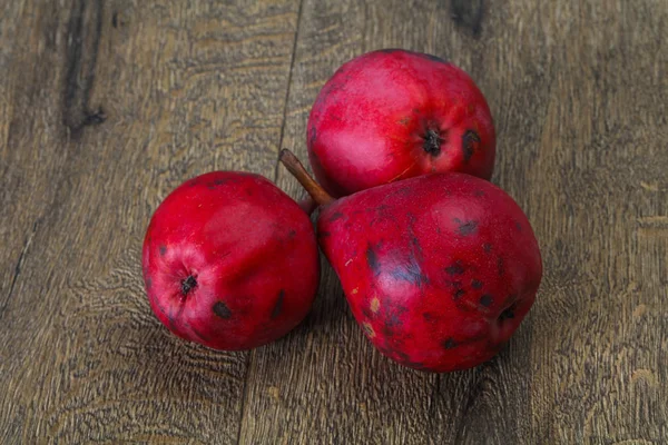 Maturare ammasso di pera rossa dolce — Foto Stock