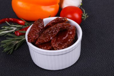 Zeytinyağlı kase kuru domates