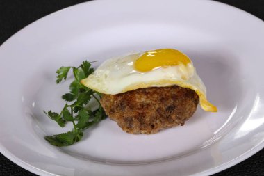 Yumurta ve kişniş ile sığır pirzola