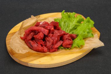 Pişirme için dilimlenmiş çiğ sığır eti