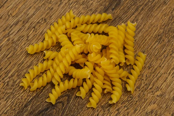 Rå rå fusilly italiensk pasta — Stockfoto