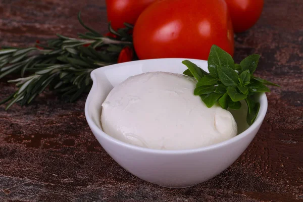 Bola de queijo Mozzarella italiana — Fotografia de Stock