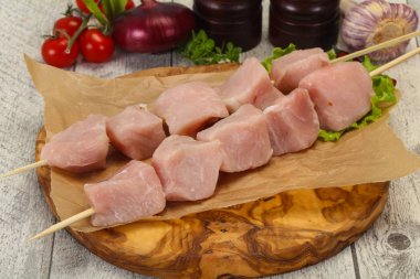 Izgara için çiğ domuz eti şiş