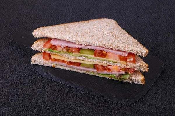 Club-Sandwich mit Schinken und Käse — Stockfoto