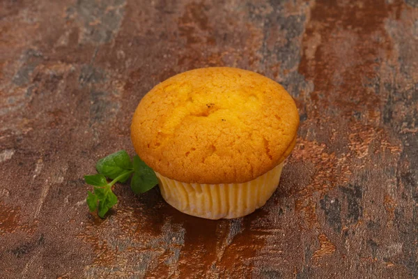 Bolo saboroso doce servido hortelã — Fotografia de Stock