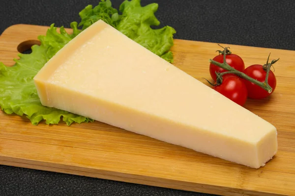 イタリアの伝統的なパルメザンチーズの三角形 — ストック写真