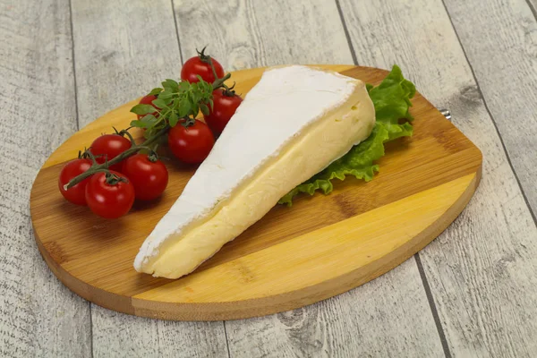 Triángulo de queso Brie servido ensalada —  Fotos de Stock