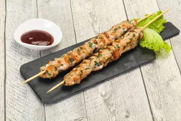 Brocheta de cerdo picado kebab con salsa — Foto de Stock