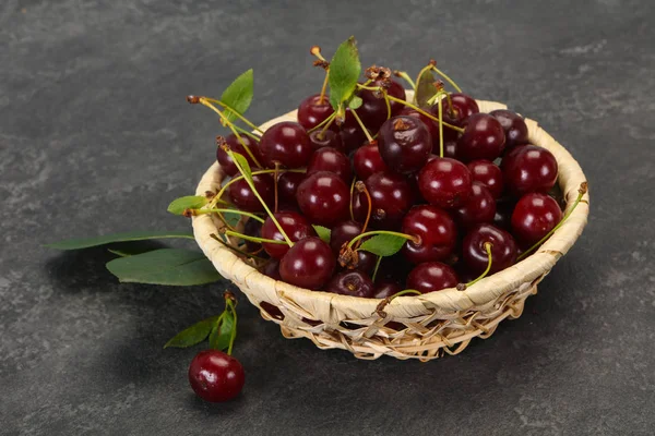 Sweet ripe cherry with leaves — Stock Photo, Image