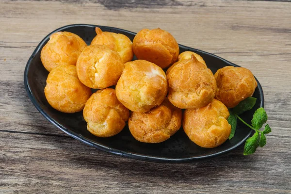 Zoete smakelijke Profiteroles heap in de kom — Stockfoto