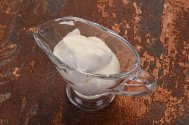 Ekşi krema kabın içinde