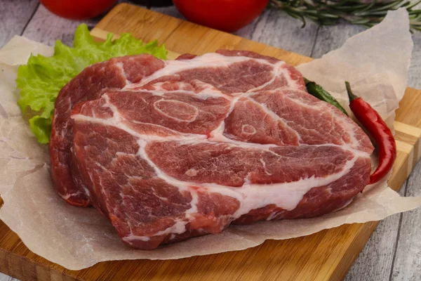 Bistecca al collo di maiale cruda — Foto Stock