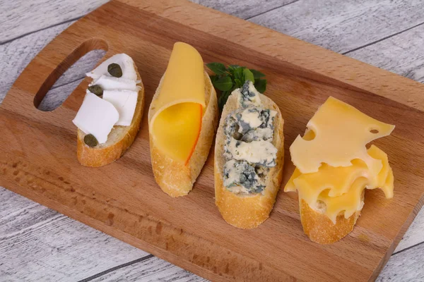 Bruschetta çeşitli peynir ile — Stok fotoğraf