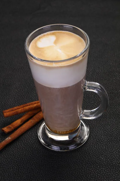 Capuccino im Glas — Stockfoto