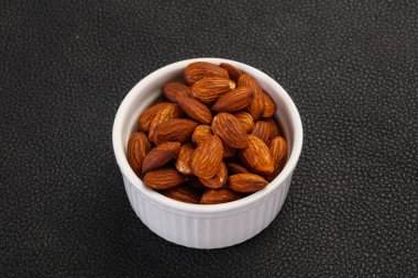 Badem fındık yığını