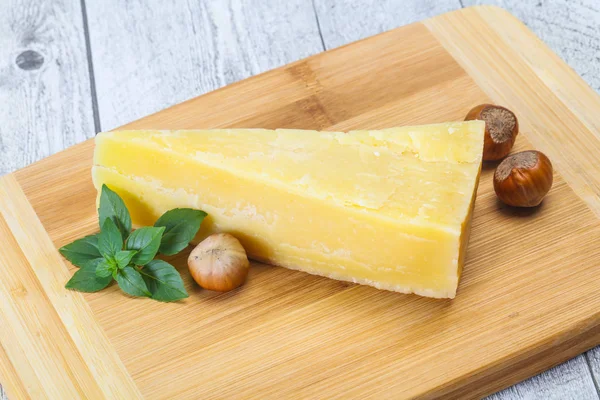 Сыр с пармезаном, базилик и орехи — стоковое фото
