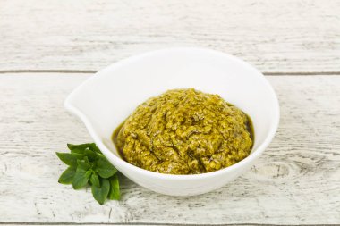 Fesleğen sosu Pesto