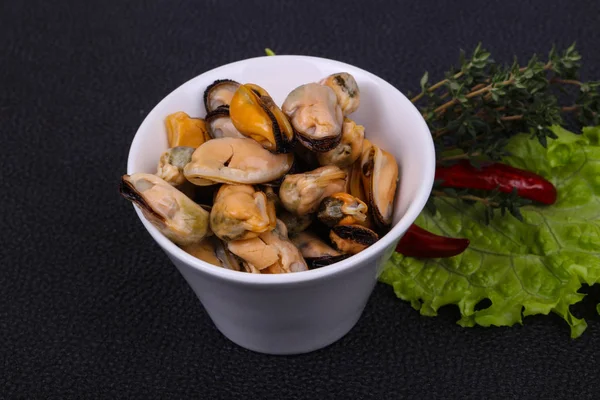 碗里的腌制贻贝供应胡椒、大蒜和沙拉 — 图库照片