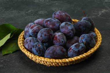 Sepette olgun erik yığını