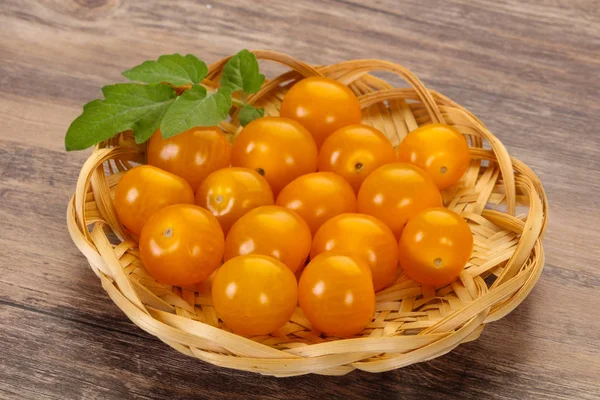 Tomate cerise jaune mûre savoureuse — Photo