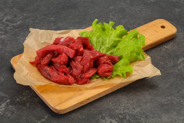 Rått nötkött skivat för matlagning — Stockfoto