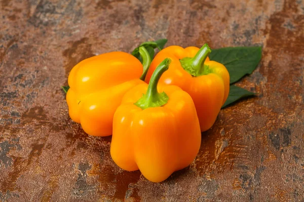 Yellow Bell pepper with leaves — Stock Photo, Image