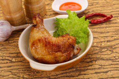 Kızarmış tavuk budu.