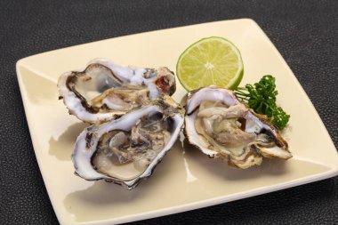 İstiridye kireç ve maydanoz ile