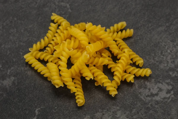 Rauwe rauwe Fusilly Italiaanse pasta — Stockfoto