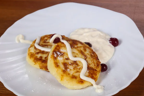 Gâteaux au fromage savoureux à la crème sure — Photo