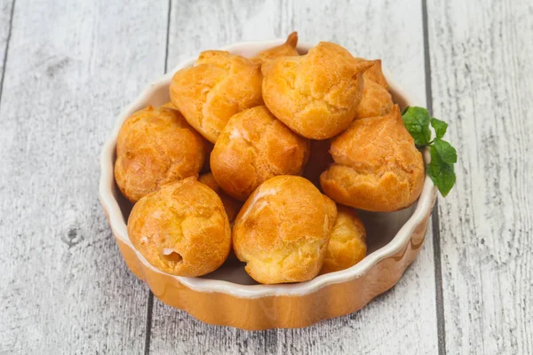 Zoete smakelijke Profiteroles heap in de kom — Stockfoto