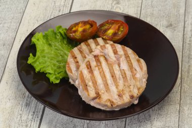 Kumato ile ızgara ton balığı bifteği