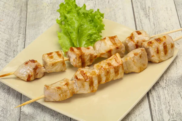 Grilled pork skewer served salad — Stock Photo, Image