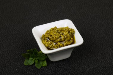 Fesleğen sosu Pesto