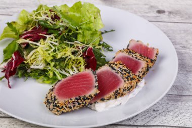 Taze ton balığı salatası