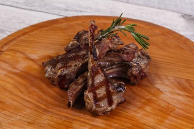 Rosemary ile ızgara kuzu