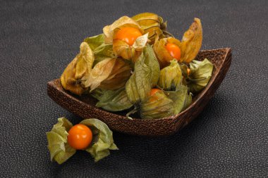 Kış kiraz yığın kabın içinde