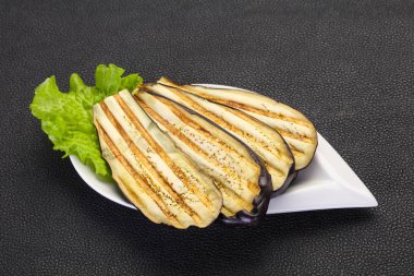 Kabın içinde ızgara patlıcan